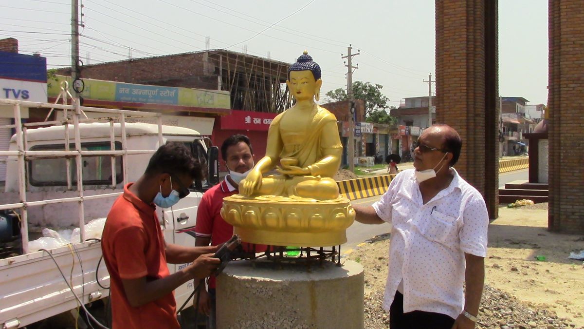 भैरहवामा मुख्य सडकको डिभाइडरमा बुद्धमूर्ति राखिँदै